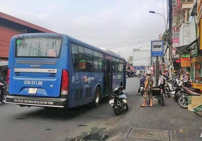Nhân viên xe buýt khước từ người khuyết tật bị tạm ngừng công việc - Ảnh 1. Nhân viên xe buýt khước từ người khuyết tật bị tạm ngừng công việc - Ảnh 1.