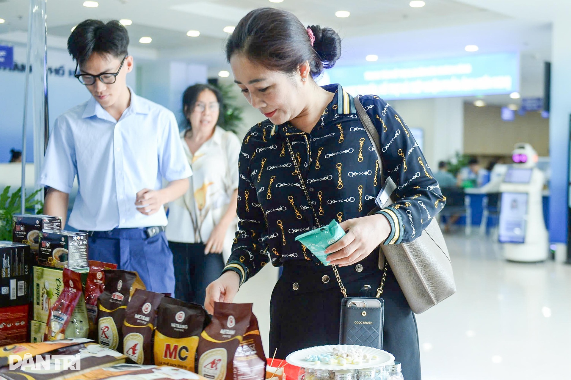 Người dân ngỡ ngàng khi được ăn uống miễn phí lúc chờ làm thủ tục ở Hà Nội - 6 Người dân ngỡ ngàng khi được ăn uống miễn phí lúc chờ làm thủ tục ở Hà Nội - 6