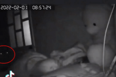 Kỹ sư giải thích "đôi mắt ma mị" trong phòng trẻ ngủ làm mẹ đứng tim