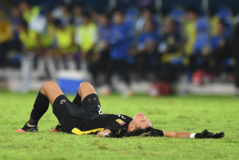 Cầu thủ Lào đổ gục xuống sân sau trận thua tiếc nuối U22 Việt Nam