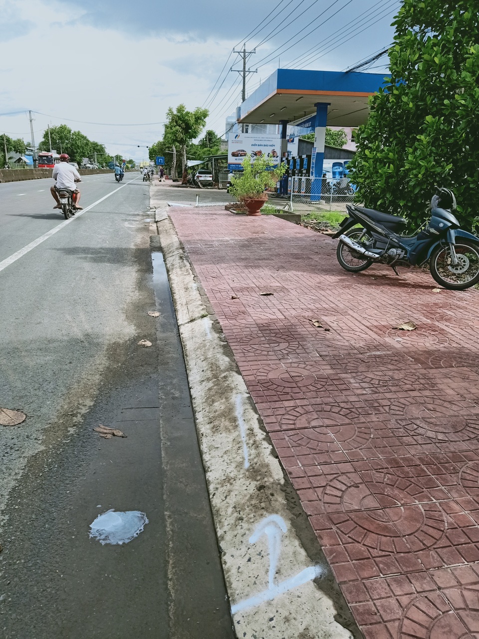 Ô tô mất lái lao lên vỉa hè, 3 người trong xe văng ra ngoài - 1