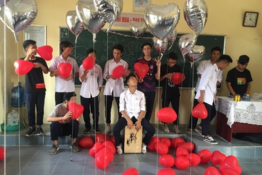 Học sinh Hải Phòng tặng dép tổ ong làm quà 20/10 cho các bạn nữ