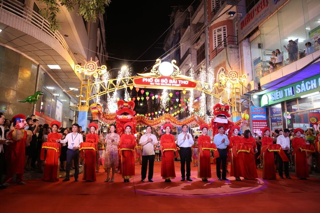 Quảng Ninh khai trương phố đi bộ Bài Thơ - 1 Quảng Ninh khai trương phố đi bộ Bài Thơ - 1