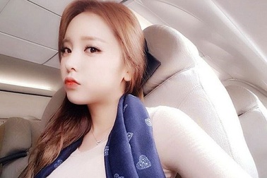 Nữ ca sĩ Hàn Quốc gặp rắc rối vì gương mặt khác ảnh hộ chiếu