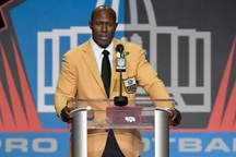 Ngôi sao của Mỹ bị còng tay áp giải khỏi máy bay vì... chạm tay tiếp viên