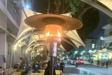 Thời tiết lạnh giá dịp Tết, các bệnh viện trang bị đèn sưởi cho người bệnh