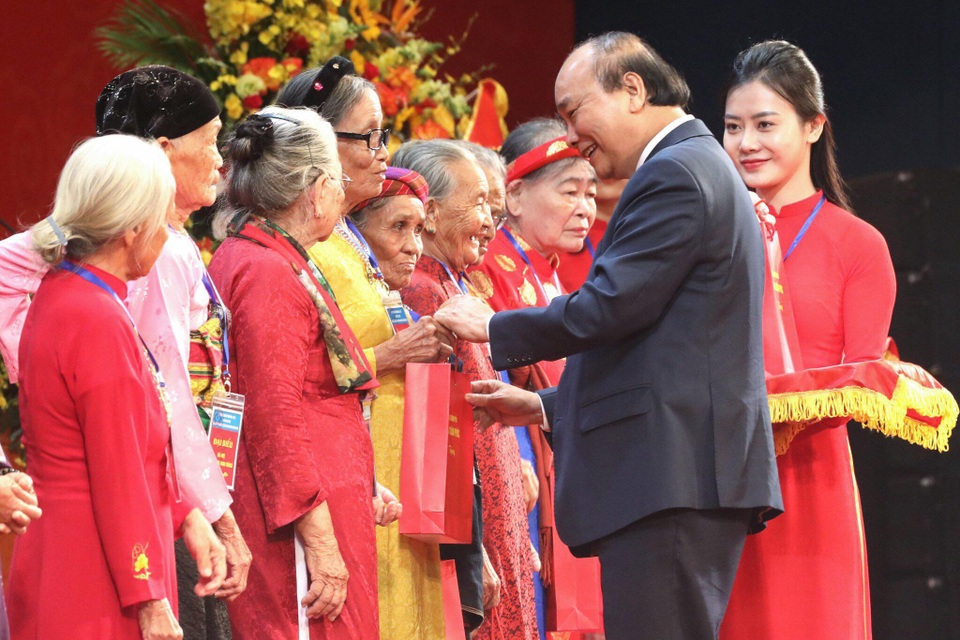 Chuyện ghi ở nhà Bà mẹ Việt Nam anh hùng Nguyễn Thị Xuyến - 2 Chuyện ghi ở nhà Bà mẹ Việt Nam anh hùng Nguyễn Thị Xuyến - 2