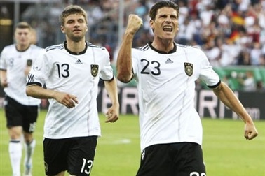 Gomez lập cú đúp, “Cỗ xe tăng” tiếp mạch toàn thắng