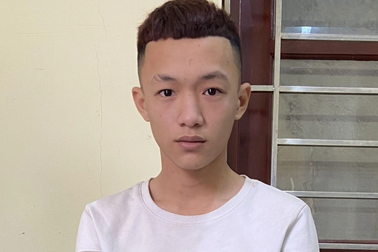 Bắt giữ người bạn trai khiến bé gái 13 tuổi mang thai, tự sinh con