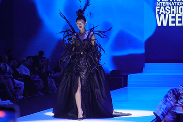 Bốn màu sắc đối lập trong các bộ sưu tập mở màn tuần lễ thời trang