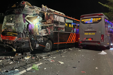 Tai nạn liên hoàn 4 xe khách, nhiều người bị thương