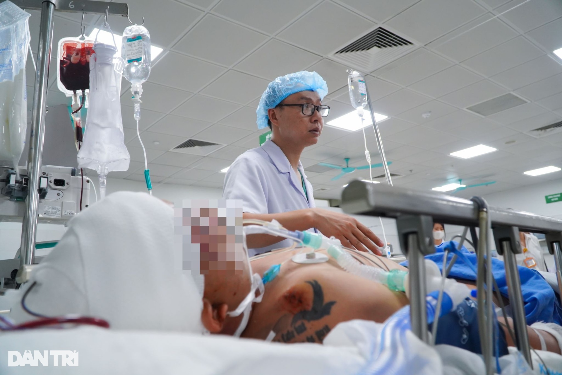 Nạn nhân bão lũ tăng dồn dập, bệnh viện tuyến cuối căng mình cứu chữa - 8 Nạn nhân bão lũ tăng dồn dập, bệnh viện tuyến cuối căng mình cứu chữa - 8