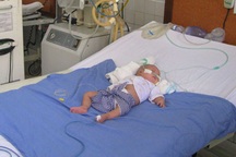 Hơi thở yếu ớt của bé bị bỏ rơi mang bệnh nặng