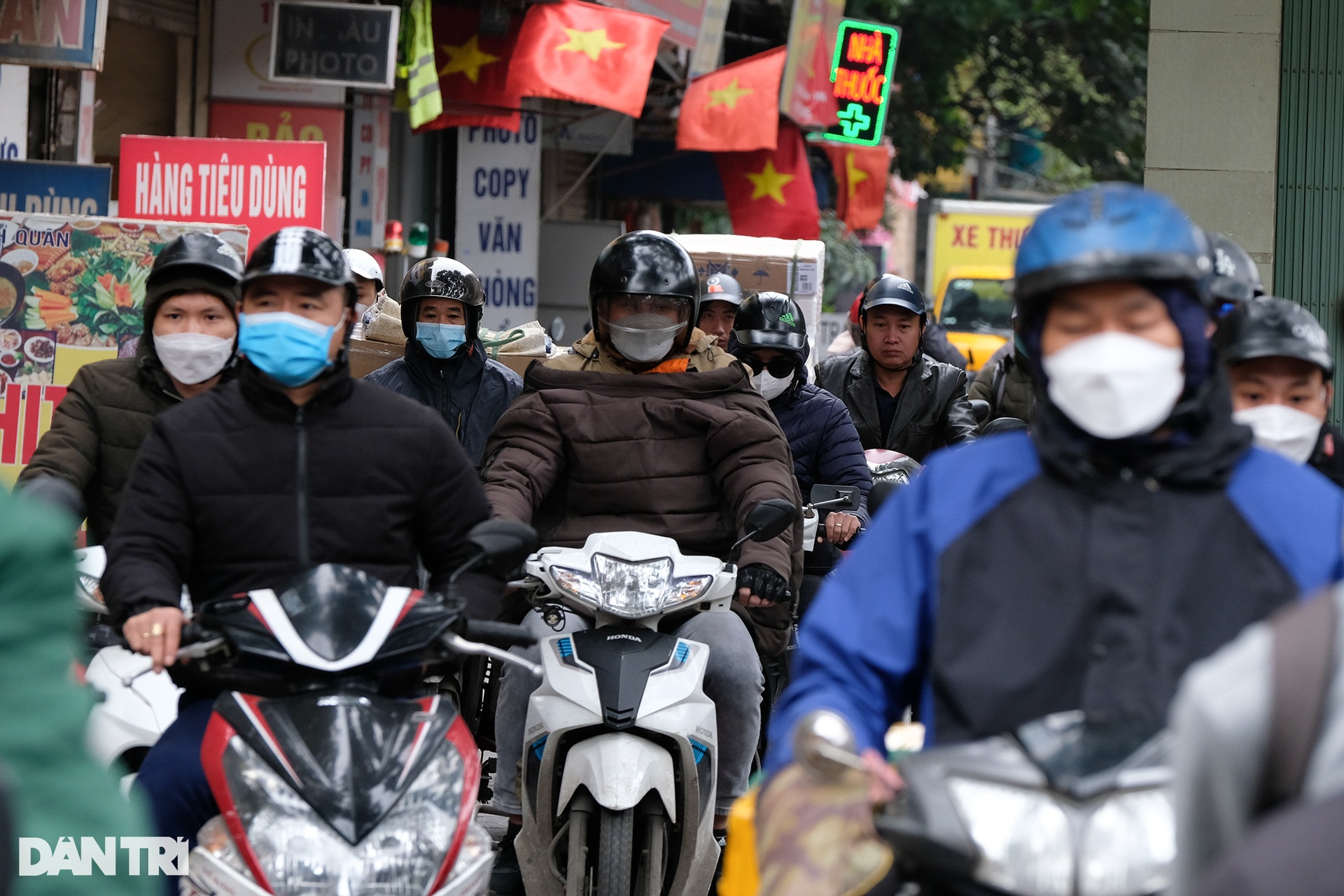 Giao thông nghẹt thở những ngày giáp Tết Nguyên đán - 10 Giao thông nghẹt thở những ngày giáp Tết Nguyên đán - 10