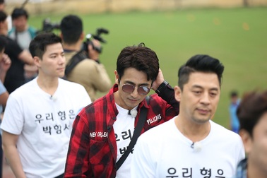 Ahn Jung-Hwan, diễn viên “ông trùm” bất ngờ có mặt trên sân tập U23 Việt Nam