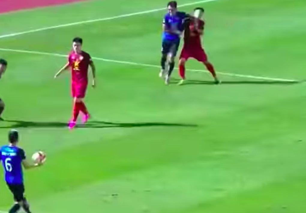 Chơi thô bạo đối phương, cầu thủ CLB TPHCM thoát thẻ đỏ khó hiểu - 3