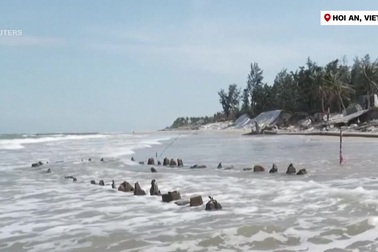 Xác tàu cổ bất ngờ nổi lên ở bãi biển Hội An sau bão