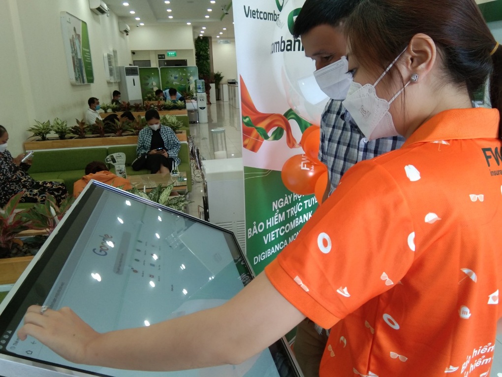 Khách hàng Vietcombank hưởng lợi từ chuyển đổi số - 2 Khách hàng Vietcombank hưởng lợi từ chuyển đổi số - 2