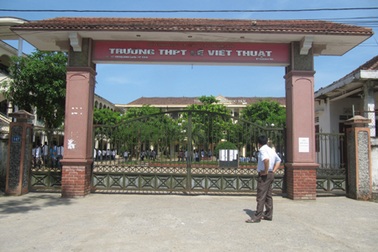 Thi xong Toán, nhiều thí sinh bị “giam” dưới trời nắng