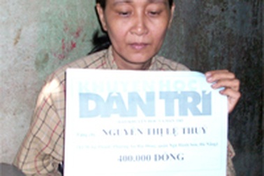 Trao tiền bạn đọc ủng hộ đến chị Nguyễn Thị Lệ Thuỷ