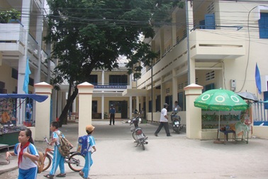 Người đàn ông lạ mặt dụ dỗ bé gái lớp 4