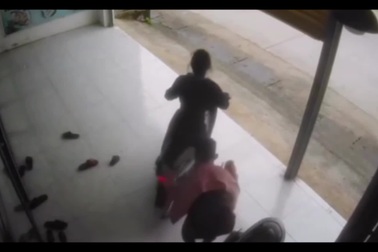 Hai chị em suýt gặp tai nạn nguy hiểm từ cửa cuốn