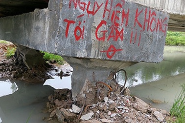 Thành lập tổ điều tra sự cố mưa lớn xô ngã cầu bê tông tiền tỉ