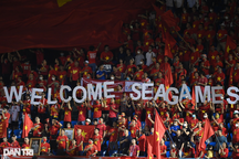 Hàng nghìn CĐV xếp hàng, sân Cẩm Phả "cháy" chỗ ngồi xem tuyển nữ Việt Nam