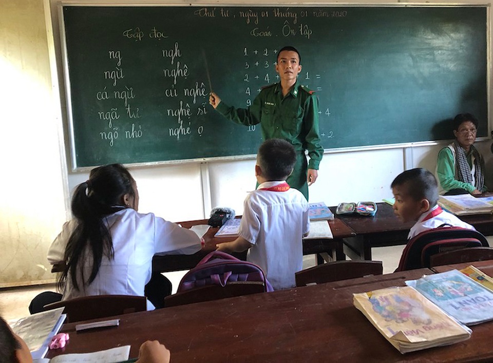 Thầy giáo quân hàm xanh dạy học nơi đảo xa - 1 Thầy giáo quân hàm xanh dạy học nơi đảo xa - 1