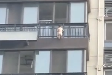 Clip em bé trèo ra cửa sổ tầng 5 gây sốc dân mạng và cảnh báo phụ huynh