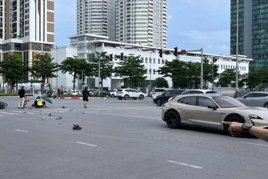 Xe máy va chạm với ô tô Porsche trên đường ở Hà Nội