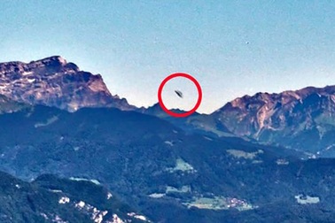 Phát hiện UFO được cho đang rời khỏi căn cứ trên dãy Alps