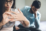 Ở nhà mẹ vợ cho, tôi bị chê "không ra gì" khi muốn lập bàn thờ cho bố mẹ đẻ