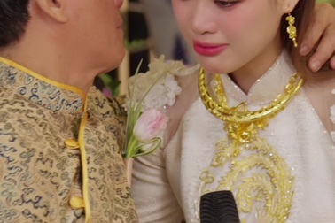 Hoa hậu Khánh Vân bật khóc trong lễ vu quy