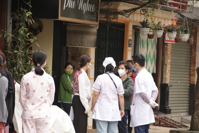 Phố Trúc Bạch: Cách ly, khử trùng và được tiếp tế nhu yếu phẩm - 6 Phố Trúc Bạch: Cách ly, khử trùng và được tiếp tế nhu yếu phẩm - 6