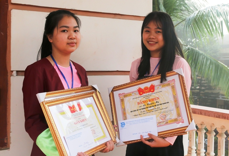 Khen thưởng 2 nữ sinh nhặt được của rơi trả người đánh mất - 1 Khen thưởng 2 nữ sinh nhặt được của rơi trả người đánh mất - 1