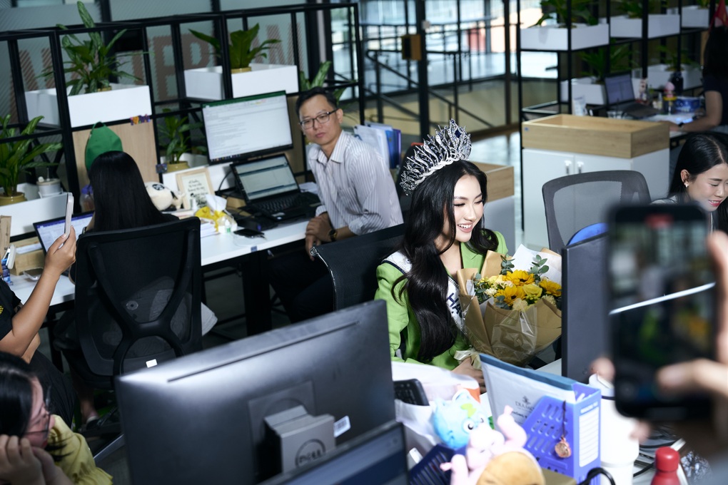Hoa hậu Phương Linh rời vị trí chuyên viên công nghệ sau đăng quang - 2 Hoa hậu Phương Linh rời vị trí chuyên viên công nghệ sau đăng quang - 2