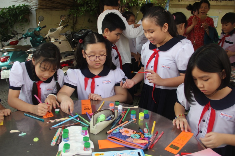TPHCM: Phụ huynh nhấp nhổm ngóng quyết định học sinh đi học hay nghỉ - 1 TPHCM: Phụ huynh nhấp nhổm ngóng quyết định học sinh đi học hay nghỉ - 1