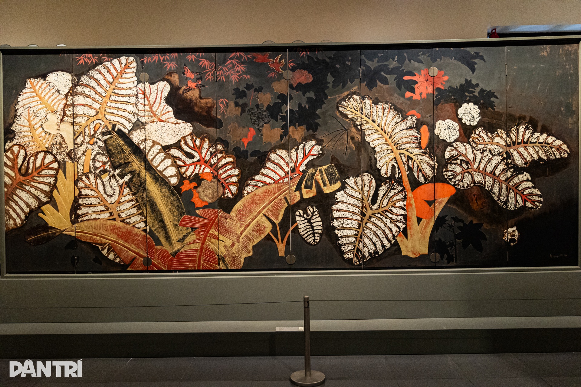 Khách Tây chăm chú ngắm tranh sơn mài, tượng phật bà tại Bảo tàng Mỹ thuật - 7 Khách Tây chăm chú ngắm tranh sơn mài, tượng phật bà tại Bảo tàng Mỹ thuật - 7