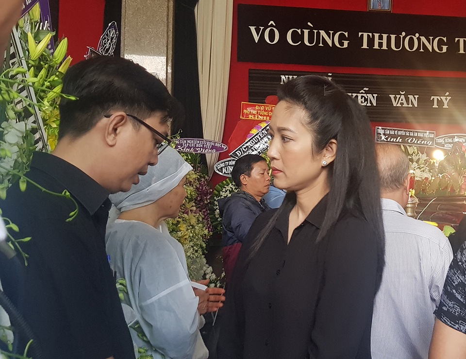 Tiễn biệt nhạc sĩ Nguyễn Văn Tý về nơi an nghỉ cuối cùng - 5 Tiễn biệt nhạc sĩ Nguyễn Văn Tý về nơi an nghỉ cuối cùng - 5