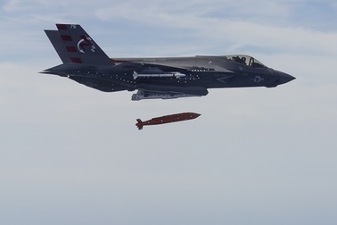 Tiêm kích hạm của hải quân Mỹ được trang bị tên lửa AGM-154 JSOW