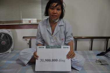 Trao tiếp gần 32 triệu đồng đến với người mẹ ung thư phải phẫu thuật bắt con sớm