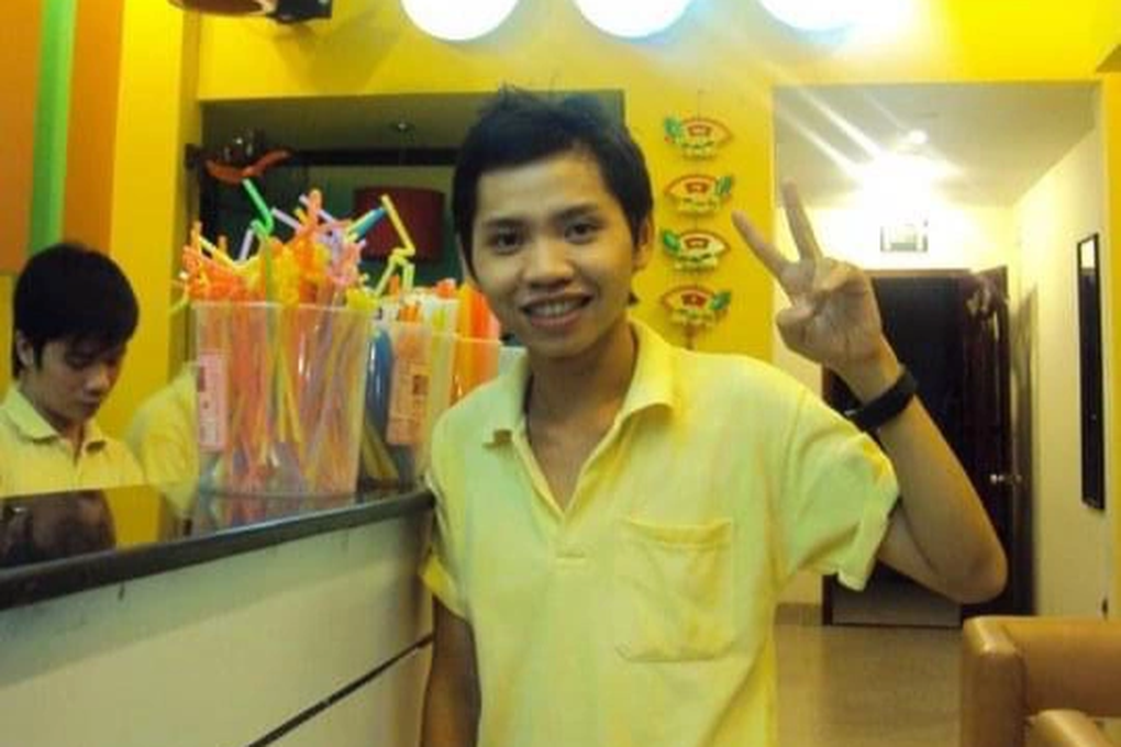 Cậu bé hai lần mồ côi bán vé số, ngủ ngoài chợ mua nhà Sài Gòn năm 30 tuổi - 4 Cậu bé hai lần mồ côi bán vé số, ngủ ngoài chợ mua nhà Sài Gòn năm 30 tuổi - 4