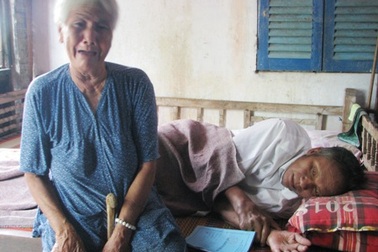 Nước mắt mẹ già với con trai là bộ đội phục viên đang cảnh nguy kịch