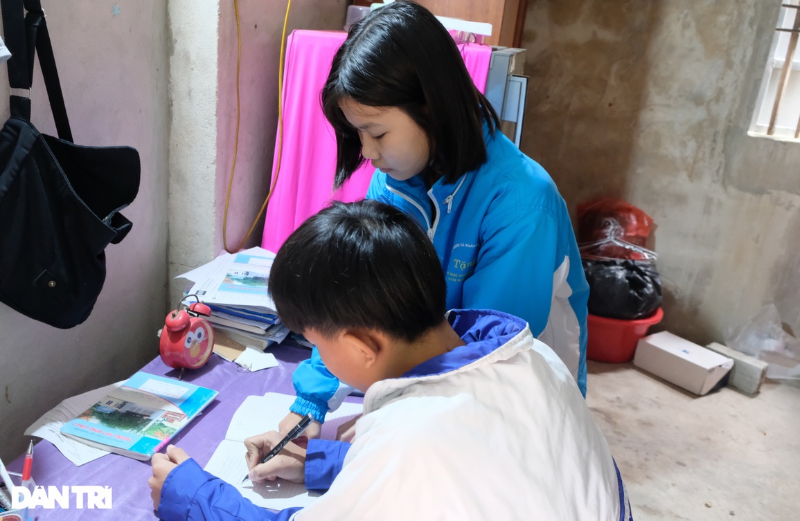 Thương chị em nữ sinh học giỏi, bố tai nạn nằm liệt, mẹ bỏ đi biệt tích - 4 Thương chị em nữ sinh học giỏi, bố tai nạn nằm liệt, mẹ bỏ đi biệt tích - 4