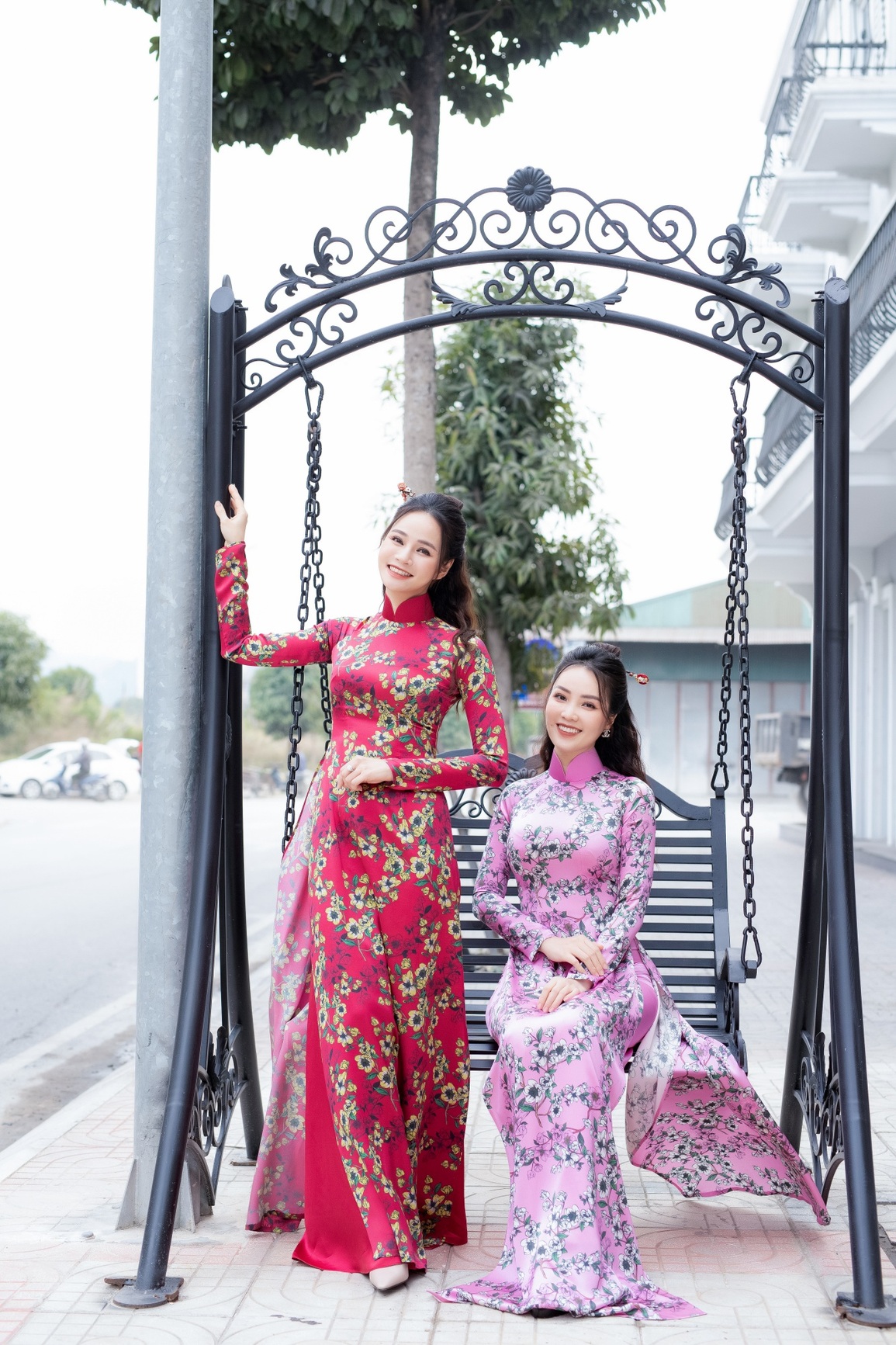 Á hậu Thụy Vân, BTV Thu Hương đọ nhan sắc với áo dài NTK Vũ Thu Trang - 1 Á hậu Thụy Vân, BTV Thu Hương đọ nhan sắc với áo dài NTK Vũ Thu Trang - 1