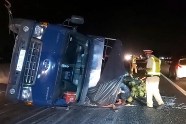 Xe chở dừa bị lật, nhân viên cứu hộ chạy bộ mở đường cho xe cấp cứu