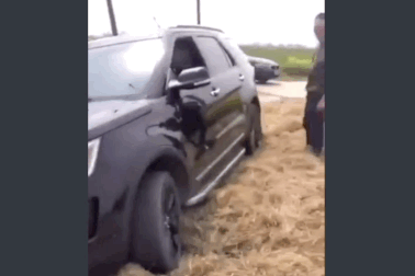 Ô tô bốc cháy vì mắc kẹt trong bãi rơm