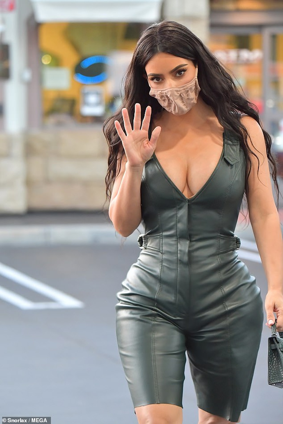 Kim Kardashian khoe ngực đầy trên phố - 4 Kim Kardashian khoe ngực đầy trên phố - 4