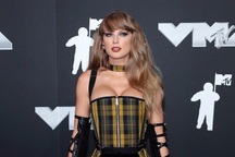 Taylor Swift và Lisa đọ dáng gợi cảm trên thảm đỏ VMAs 2024